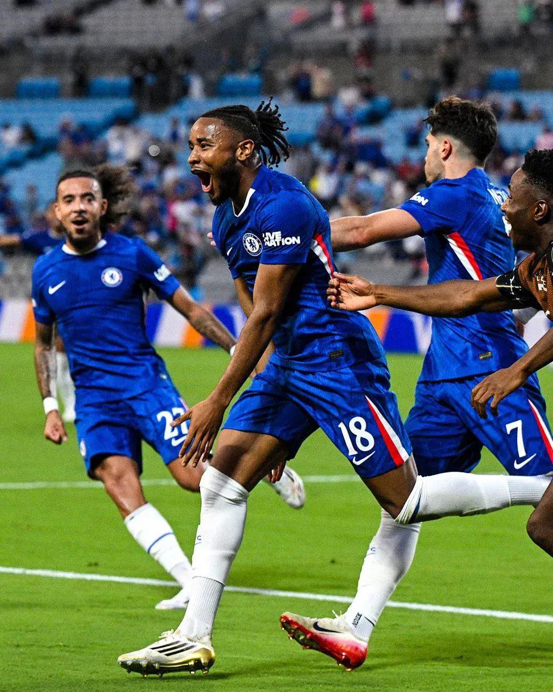 爱游戏唯一官方网站-赛地聚焦——足总杯今夜热度飙升，那不勒斯伤情更新，赛场秩序良好，身体对抗强度拉满的简单介绍